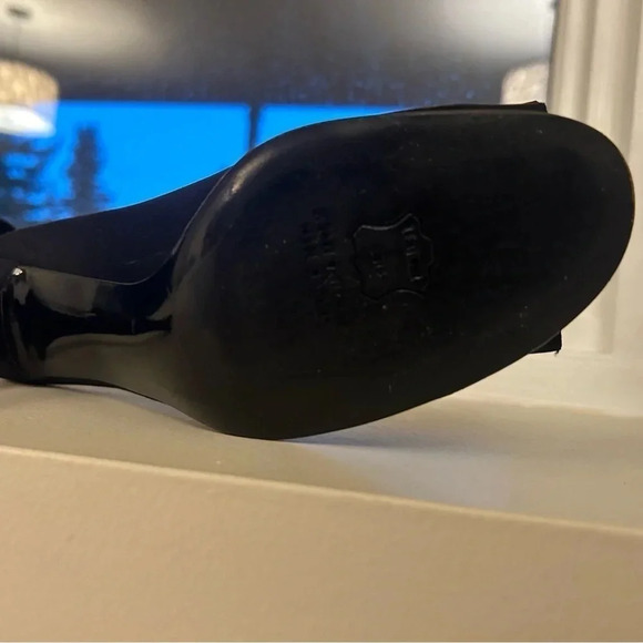 Stuart Weitzman satin Gigiritz  ruffle pump in 8.5 mint condition leather sole - Picture 6 of 12